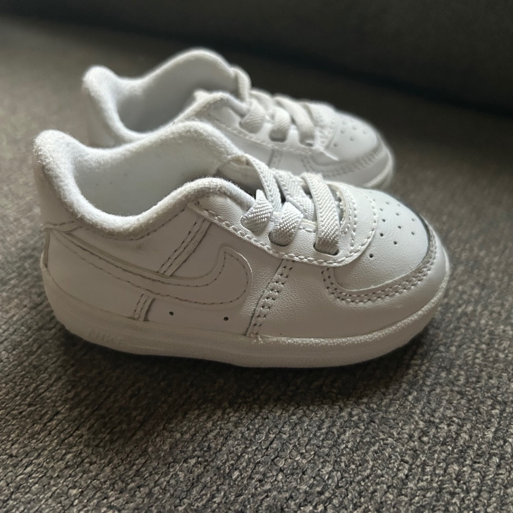 White Nike crib shoes